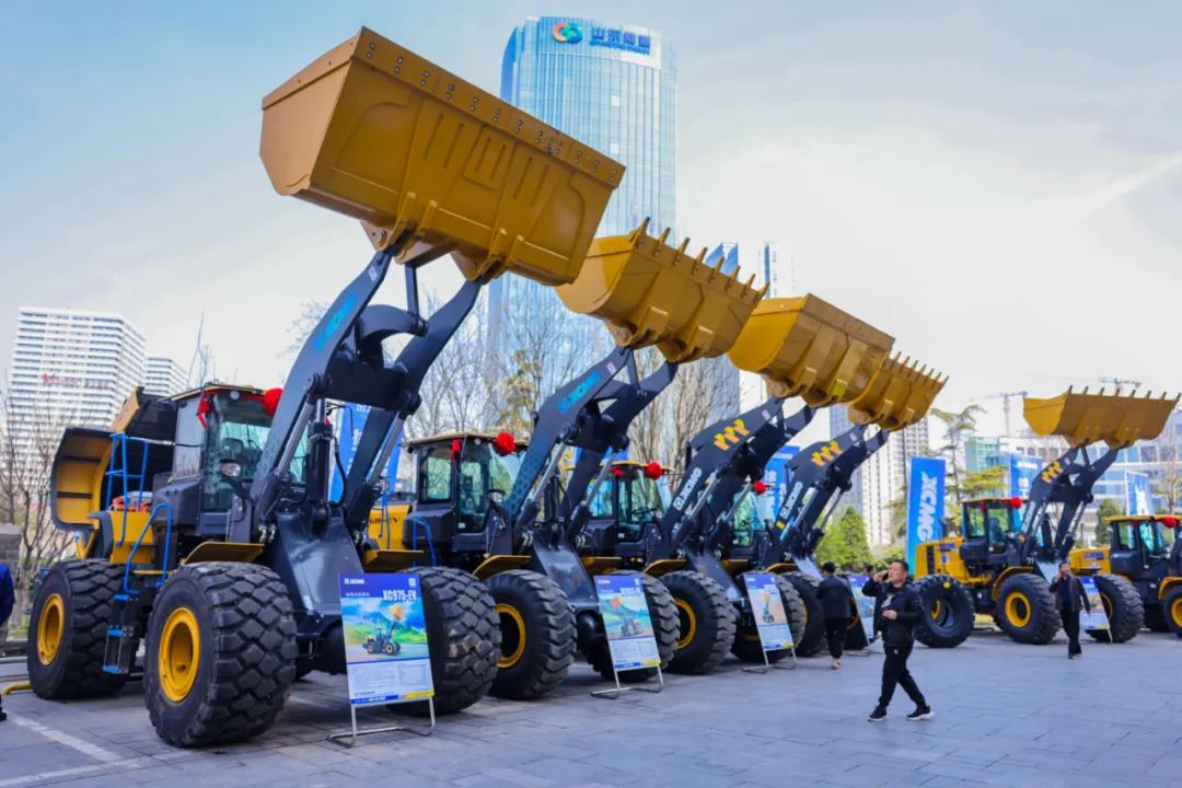 "Chivalrous Travel & Castle Peak Travel"! XCMG Loaders Are Hot in Shandong