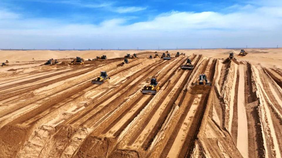 Highlight the "heavy weapon" responsibility! Shantui 100 bulldozers play the March of desert photovoltaic construction