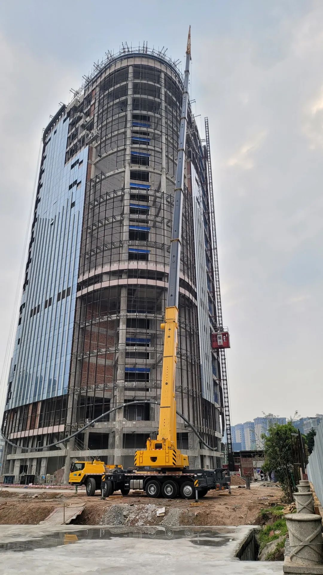 Mountain outside the mountain, building outside the building, XCMG crane Chongqing refers to the sky