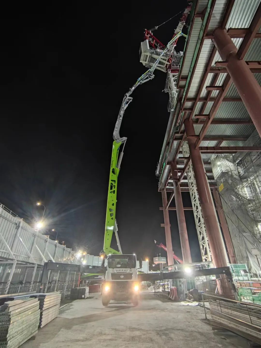 Longest jib for domestic export to Singapore! Zoomlion 70m Pump Truck Gallops Overseas