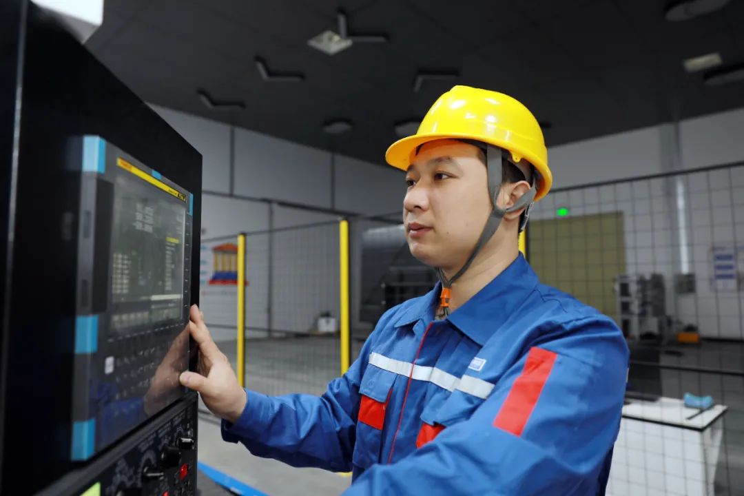Li Haihua, deputy to the National People's Congress of Yuchai, made three suggestions to promote the development of the internal combustion engine industry.