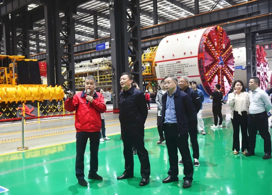 Zheng Bo, Deputy Editor-in-Chief of Economic Daily, and His Delegation Investigate Railway Construction Heavy Industry