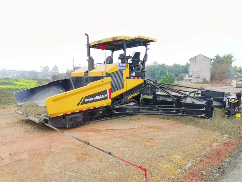 All the Way "Stall" Road | Sany C10 Large Width Paver Helps Jin Rentong High-speed Construction Press the "Fast Forward Key"!