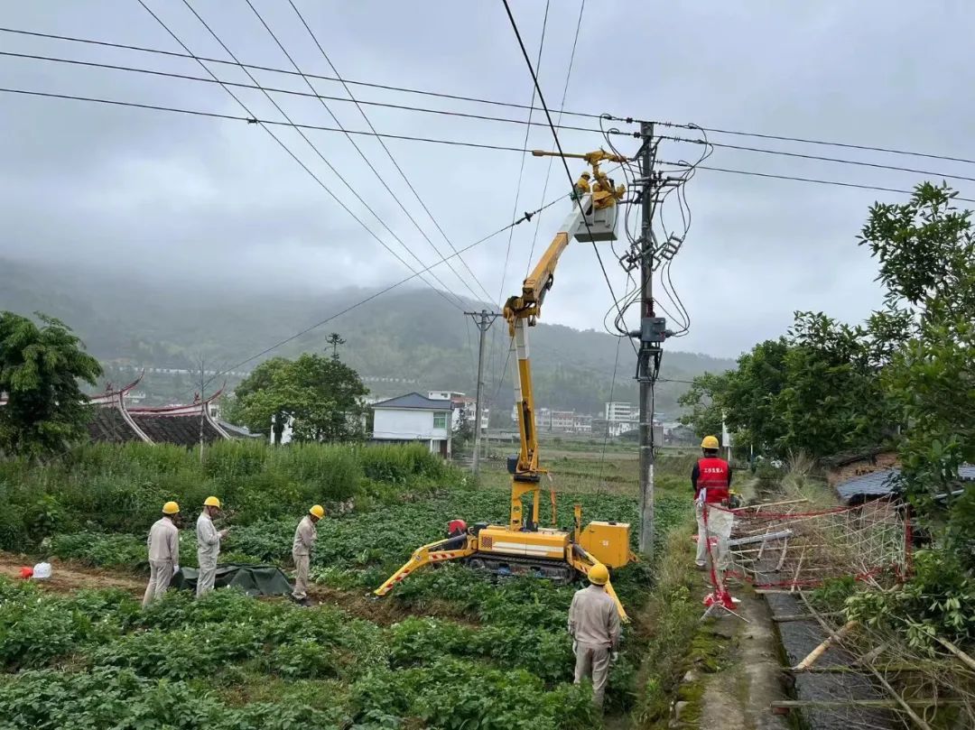 Small size and large energy, Helen Zhe crawler insulated bucket arm truck helps to rush to repair and protect electricity