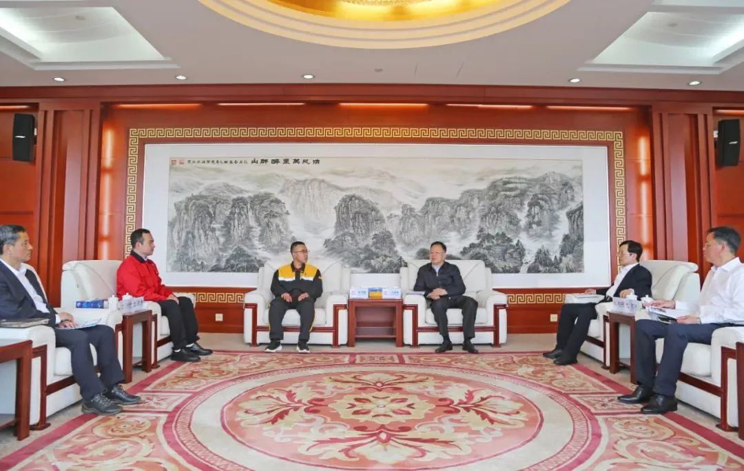 Wang Jianping met with the winners of the 27th China Youth May 4th Medal of China Railway Construction, and encouraged the R & D team of high-end cotton pickers of China Railway Construction Heavy Industry to play a good role model.