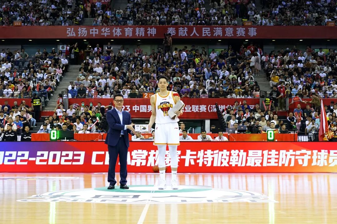 Shen Zijie won the Caterpillar Defensive Player of the Year in the CBA League