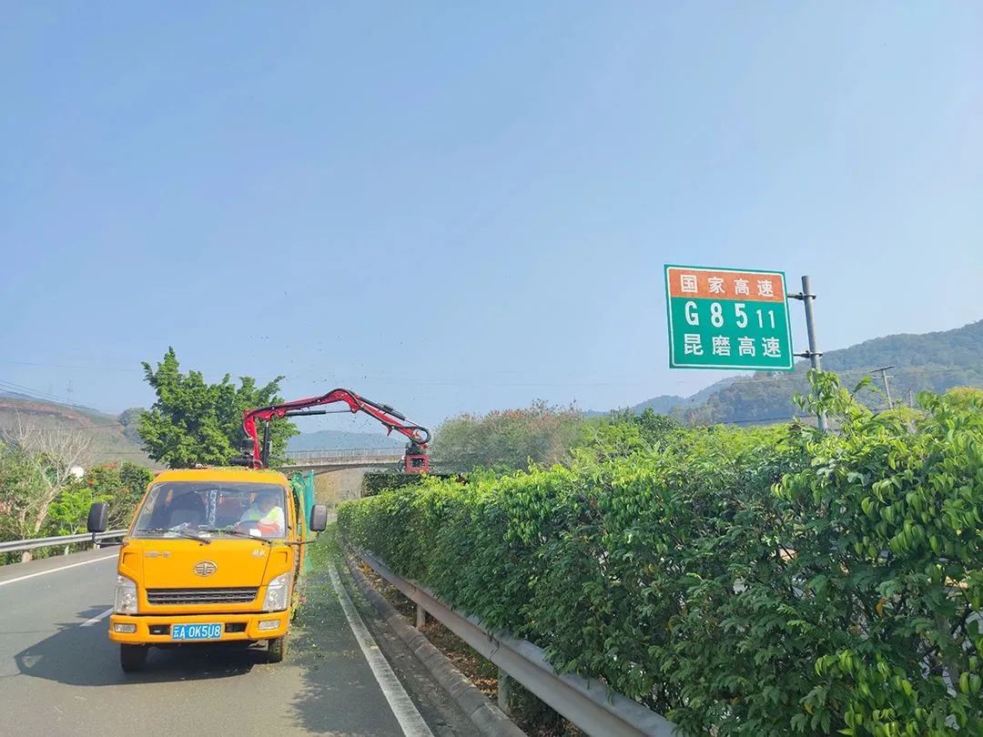 South of Colorful Clouds, Lvmei Highway, Yilumei Greening Repair Machine Shears Show Their Skills