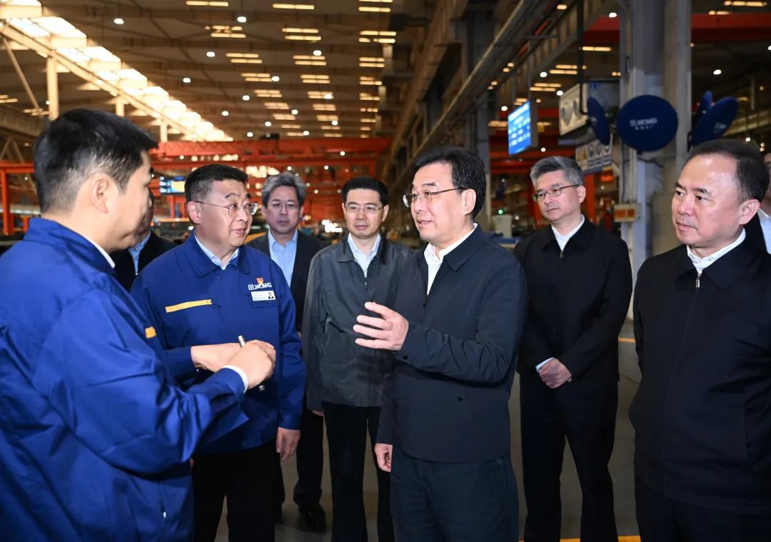 Xin Changxing, Secretary of Jiangsu Provincial Party Committee encouraged XCMG to play a leading and supporting role in building a world-class construction machinery industry cluster and a strong manufacturing province!