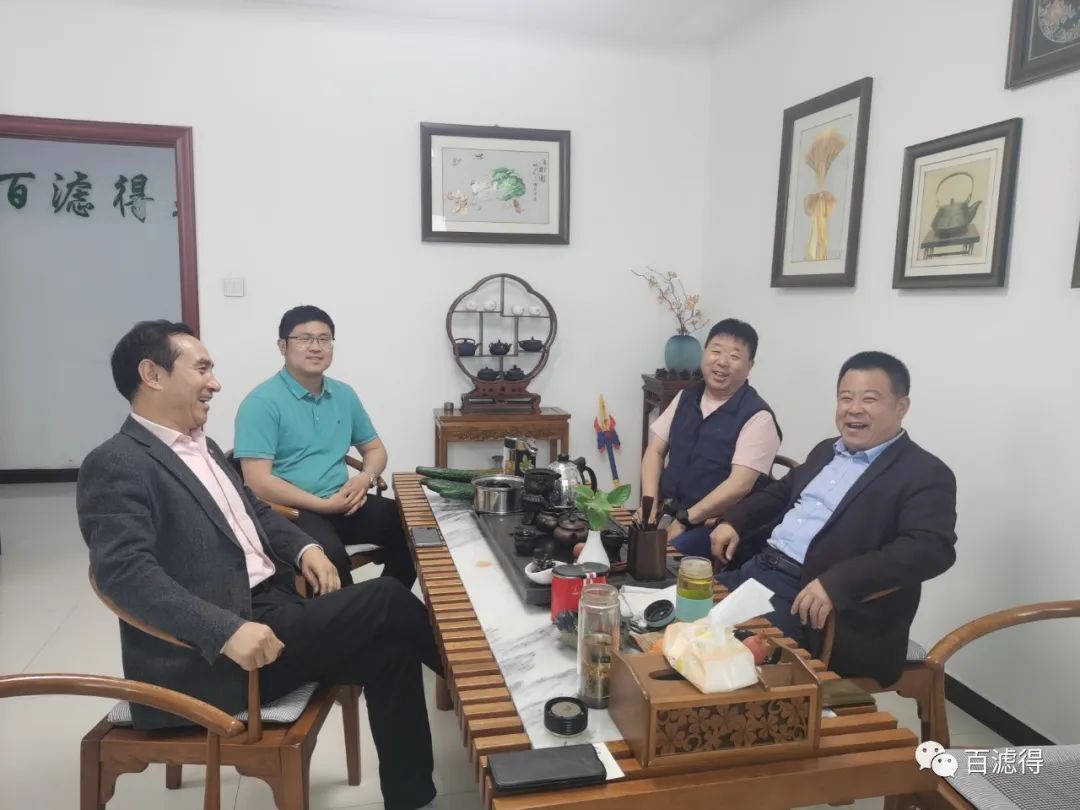 Zheng Xinnai, an expert in the field of machine-made sand and gravel in China, Wang Qingxue of BHS-Sansohofen in Germany, and Jiang Shan of Shandong Tianyu Machinery visited and exchanged views.