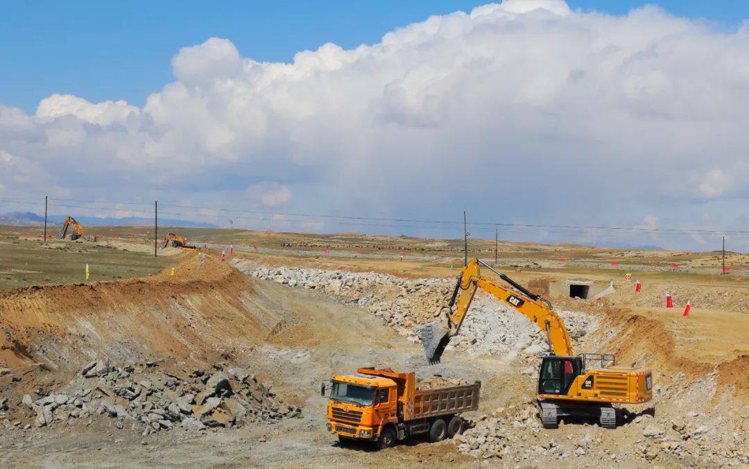 The construction of Altay-Burqin first-class highway is busy.