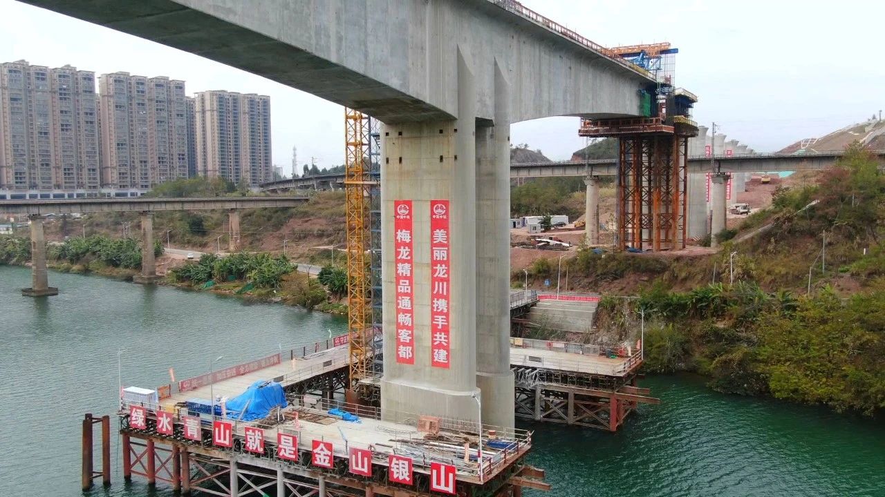 Meilong high-speed railway construction is progressing smoothly and is scheduled to be completed and opened to traffic next year.