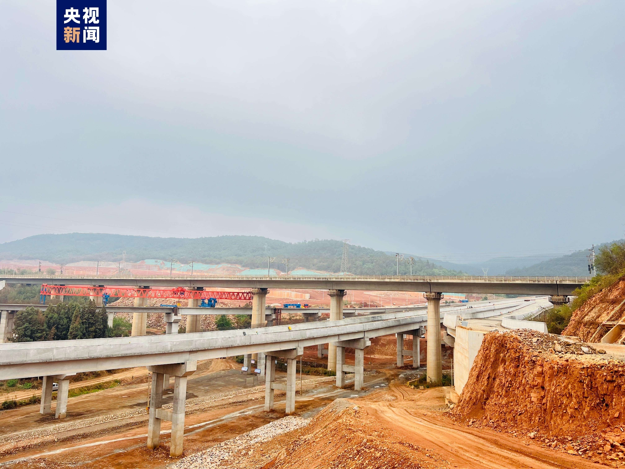 Successfully cross the Shanghai-Kunming high-speed railway! New Progress in the Construction of Sanqing Expressway in Yunnan