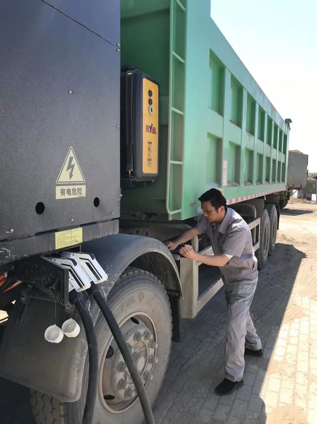 Truck Life | Xu Degui: Practicing Family Service and Being the Strongest Backing of Truck Drivers