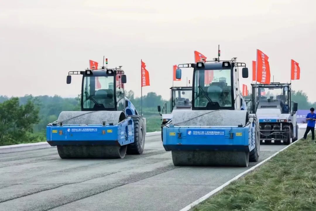 March into the Dabie Mountains! Sany Unmanned Pressing Equipment Appears in Henan to Help Chicken Merchants Build High Speed!