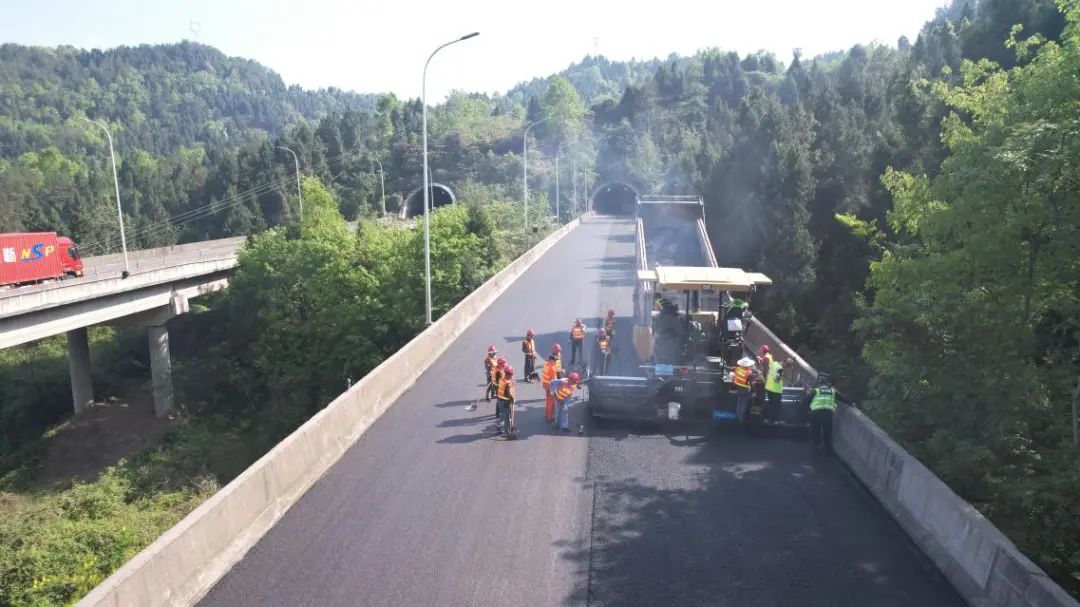 Hard core country four, when "burning" not to let! Cat ® National IV AP655 Paver Helps Dazhou-Shaanxi Expressway Overhaul Project