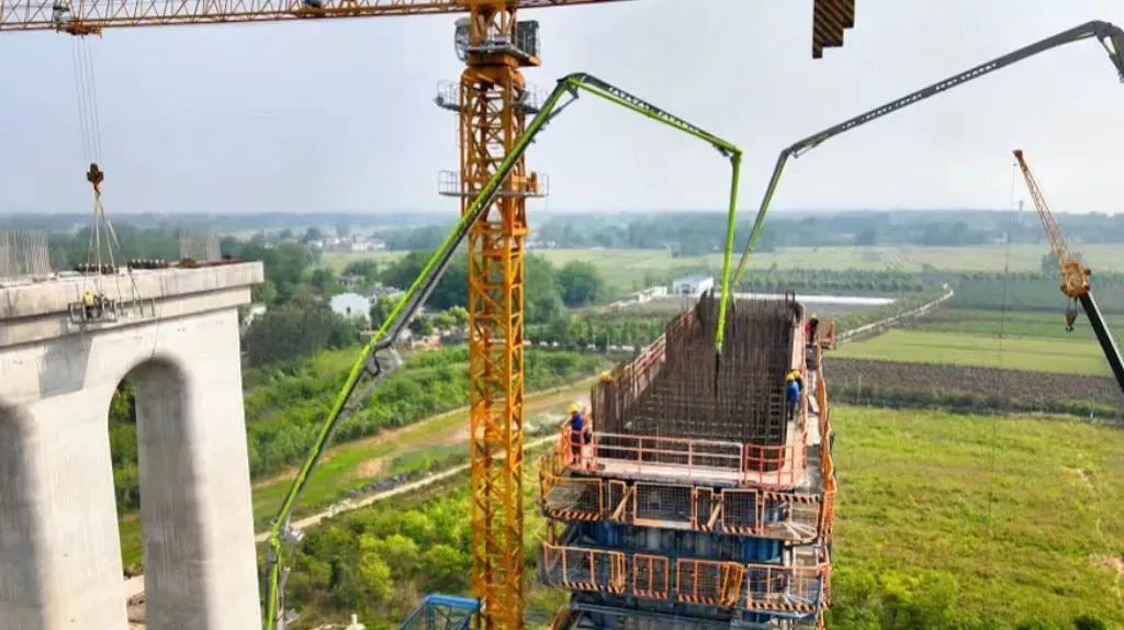 The strong shoulder heavy responsibilities! Zoomlion 70m Pump Truck Helps Build the World's Largest Span Three-Tower Cable-Stayed Bridge