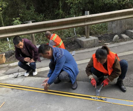 Sangzhi County Highway Construction and Maintenance Center: Carry out Highway Maintenance Knowledge Training to Improve Highway Maintenance Quality