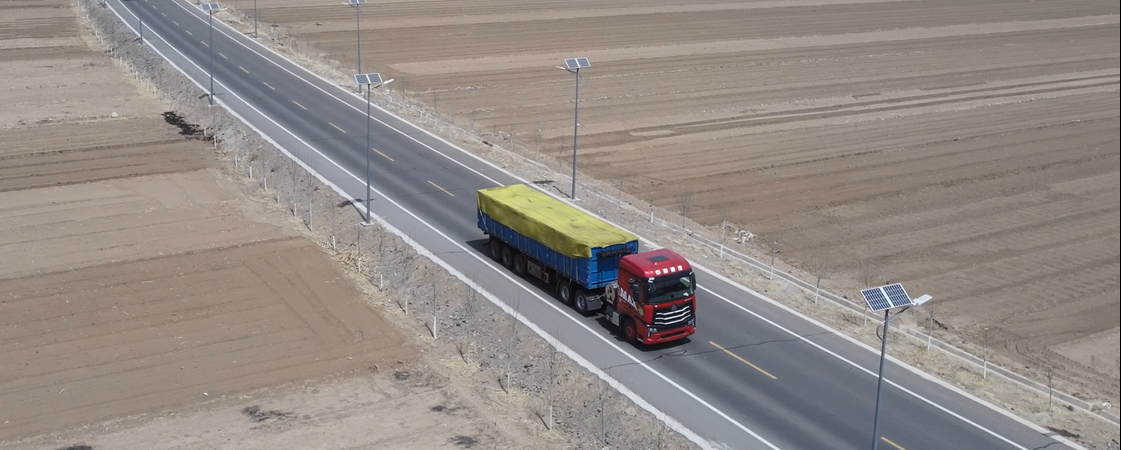 Lan Lan, a female truck driver, and a new generation of HOWO MAX gas vehicles, burning engines on the road to transport coal to create wealth