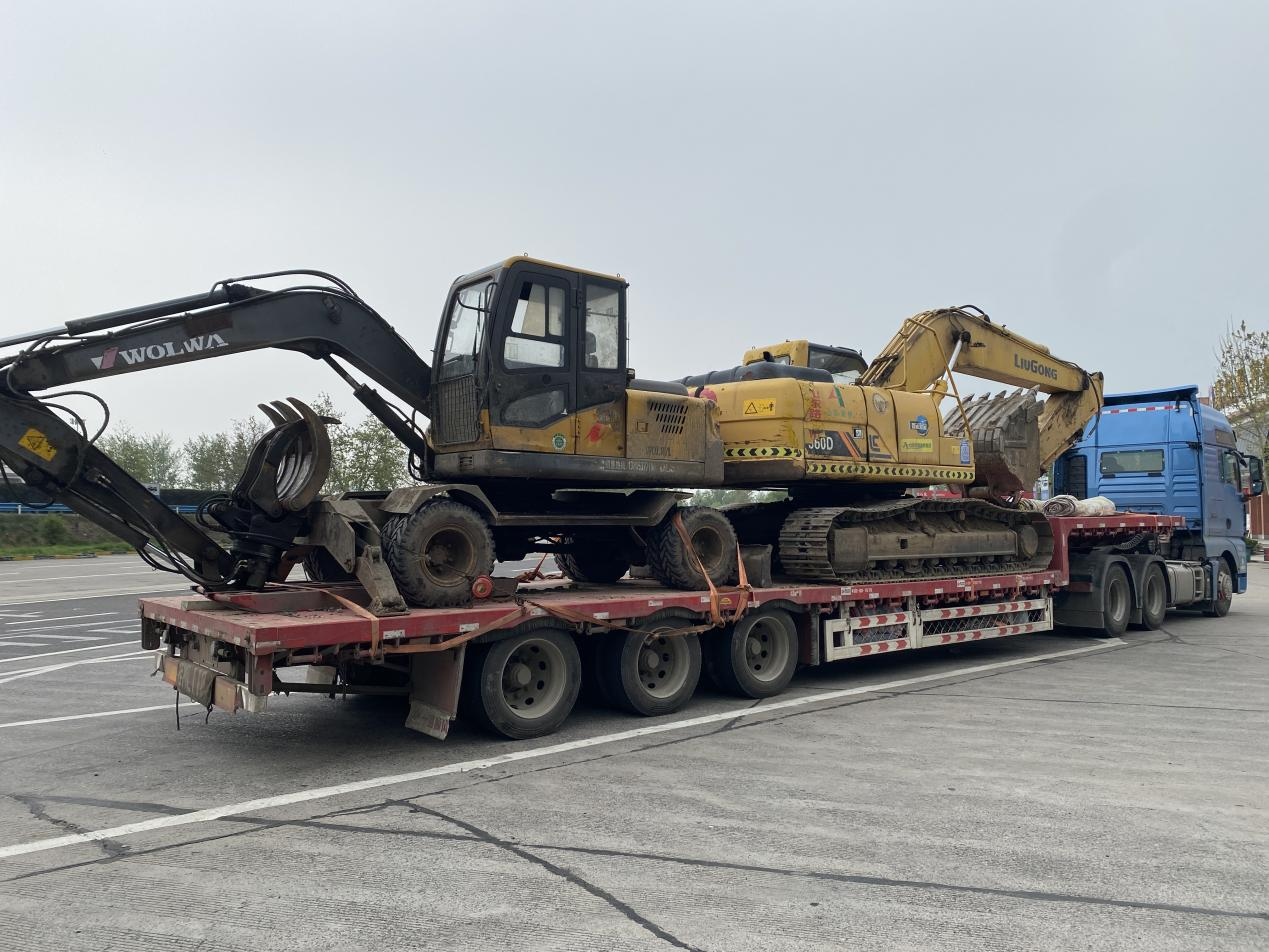 The Earning Artifact of Heavy Cargo Why Changlong Excavator's Special Low Flat Panel Semitrailer Wins the Favor of Card Friends