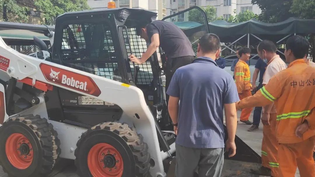 The first Bobcat S76 in China was delivered to Zhongshan Highway Bureau