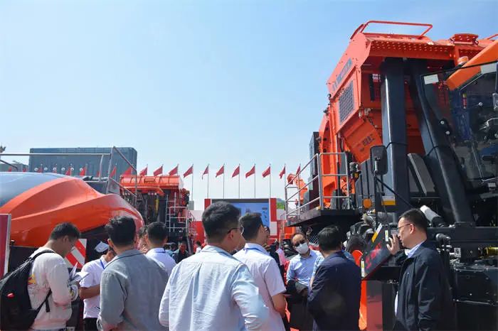 To boost agricultural modernization, China Railway Construction Heavy Industries Co., Ltd. brought three series of agricultural machinery products to the 2023 Xinjiang Agricultural Machinery Expo