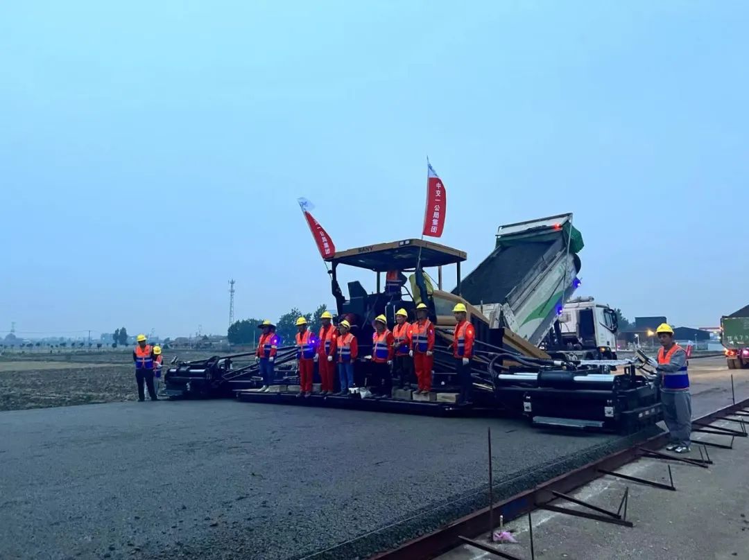 Spread out across the board! Sany C10 Large Width Paver Fires the First Shot in the Pavement Construction of National Highway 207!