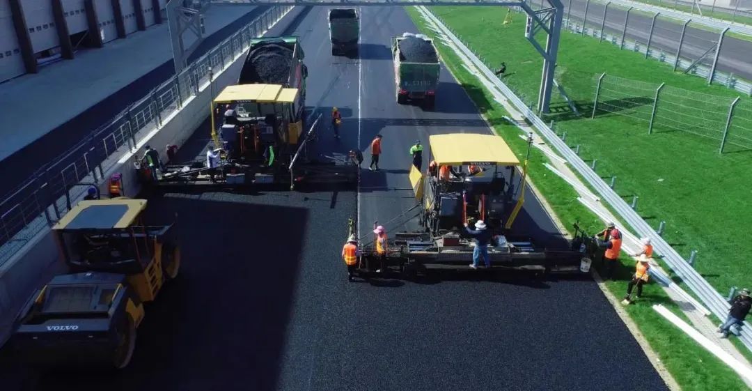 Make the paving more accurate and efficient! Tianbao 3D Digital Paving Technology Helps Zhengzhou International Circuit Construction