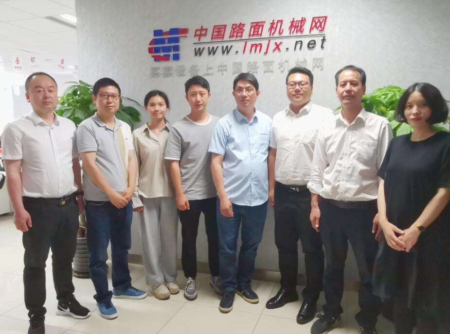 Liu Jiaxin, Director of General Machinery Marketing Department of Yuchai Co., Ltd., and His Delegation Visited China Road Machinery Network