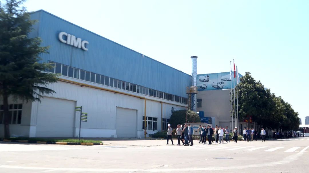 The research group went into Lingyu Automobile to explore the high-quality development of CIMC Vehicle LTP Production Center.