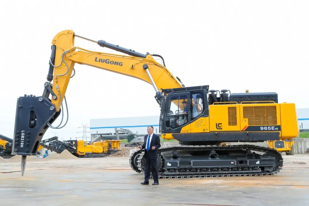 The appearance is the peak, and the handover is busy! Liugong 965EHD Excavator Rely on "Golden Word of Mouth" Strong Circle!