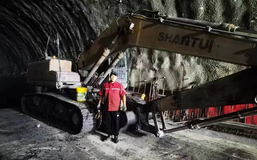 Shantui Promises Excellent Service: Zhang Gong Escorts Tunnel Equipment