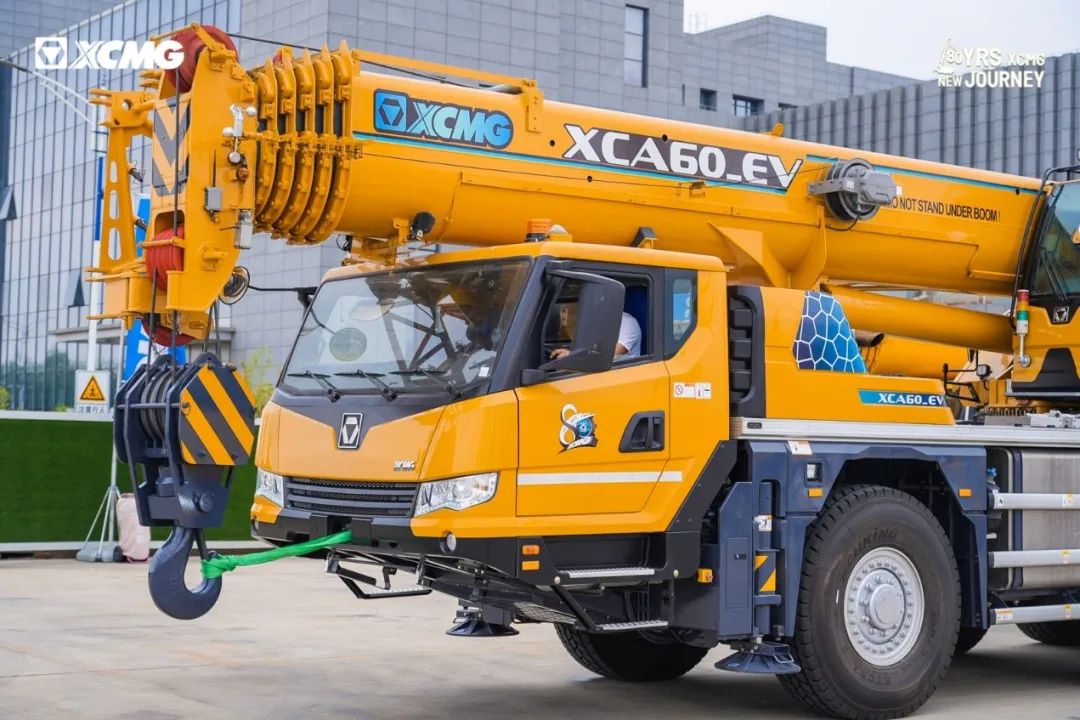 XCMG: Here he comes! The world's first hybrid all-terrain crane-XCA60 _ EV