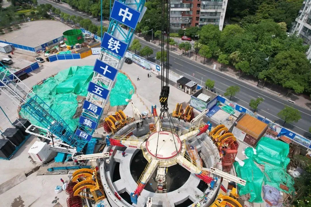 China Railway Construction Heavy Industry Co., Ltd., the world's largest shaft boring machine "Dream", successfully went down the well to help build the world's largest diameter vertical underground intelligent garage