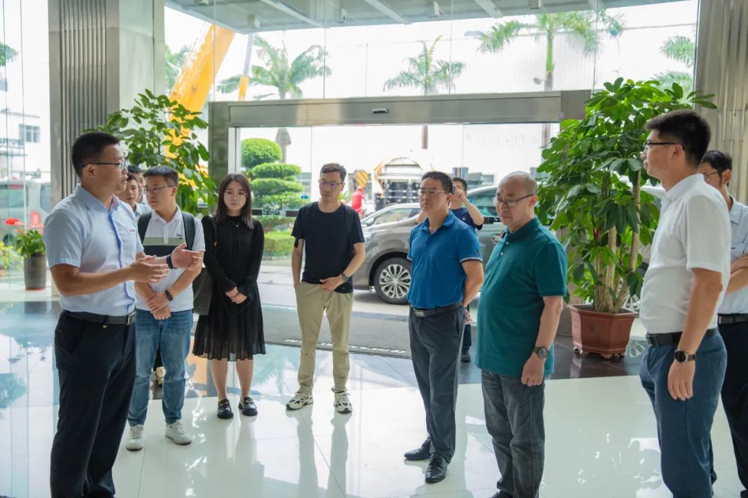 Visiting Professor Mei Shilong of Guizhou Vocational and Technical College of Communications and His Delegation Visited Nanfang Road Machine to Explore New Ideas of Green Transportation Industry