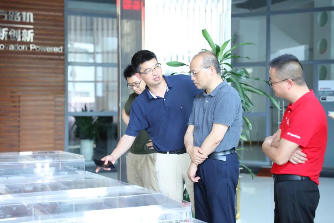 Wu Peiguo, Secretary-General of China Construction Machinery Industry Association, and his delegation visited Nanfang Road Machinery Co., Ltd.