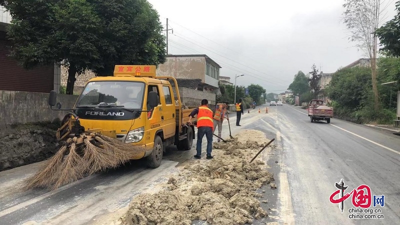 Xingwen Highway Maintenance Section relies on 12345 Hotline to carry out road protection work