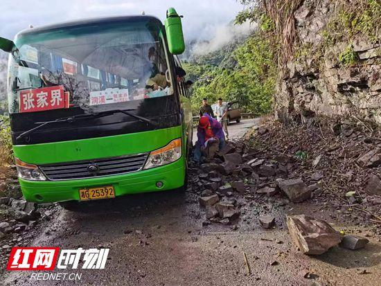 The rainstorm caused many landslides on the highway, and the maintenance personnel of the rural highway in Cili County eliminated the danger in time.