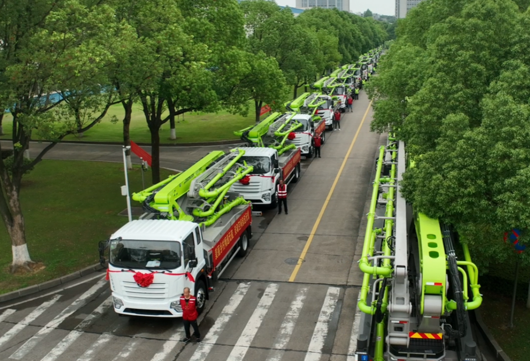 Take advantage of the heat wave, busy delivery! Batch delivery of Zoomlion 31m pump truck