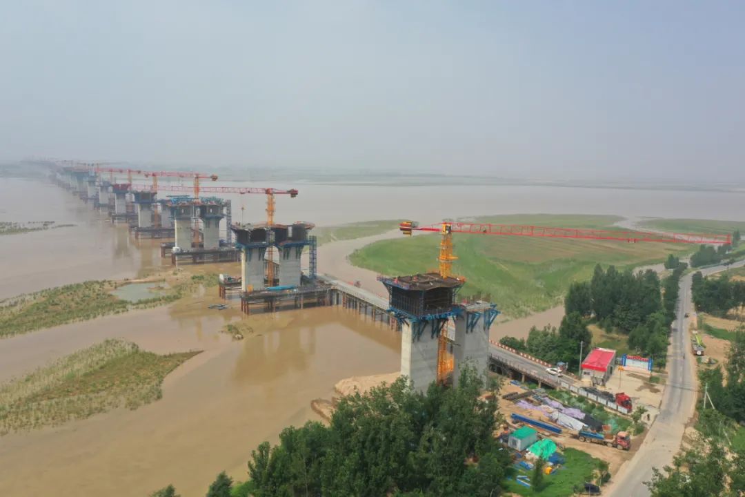 The natural moat becomes a thoroughfare! Look at the hard core bridge built on the Yellow River by the Sanyi tower crane