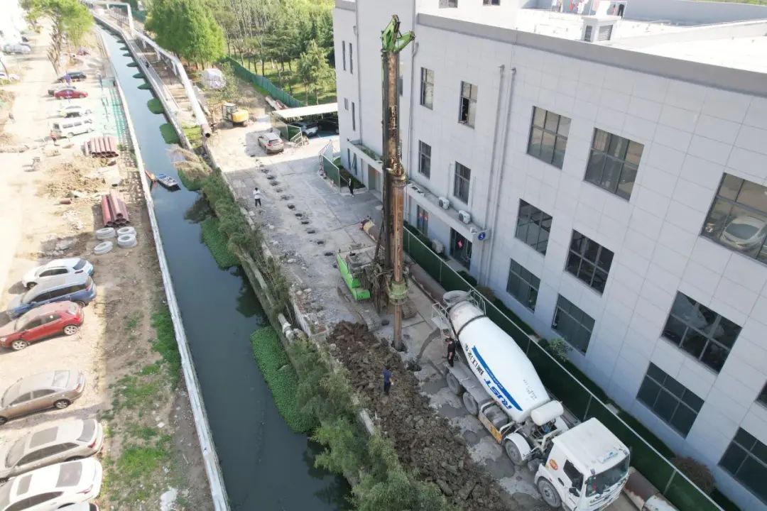 Single 8-hour construction of 357m high-efficiency water conservancy project for the benefit of the people Taixin Machinery KR125A small rotary excavation helps Wuxi "beautiful rivers and lakes" scenic line and performs excellently