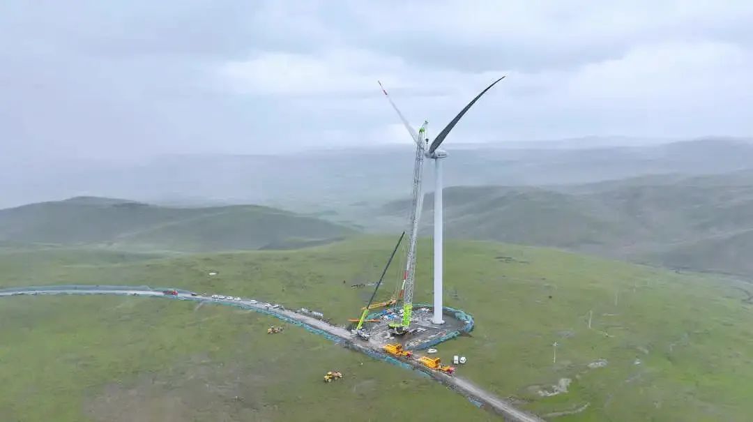 Help Tibet's Largest Wind Power Project First Wind Turbine Hoisting Zoomlion Crane Shine "Roof of the World"