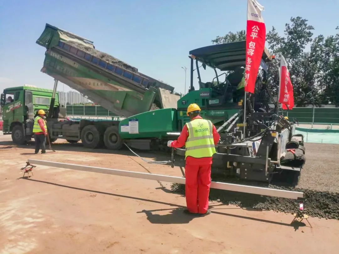 CCCC Xizhu: Fighting against High Temperature, Grasping Progress, Busy Front-line Operation of Pavement Engineering Branch