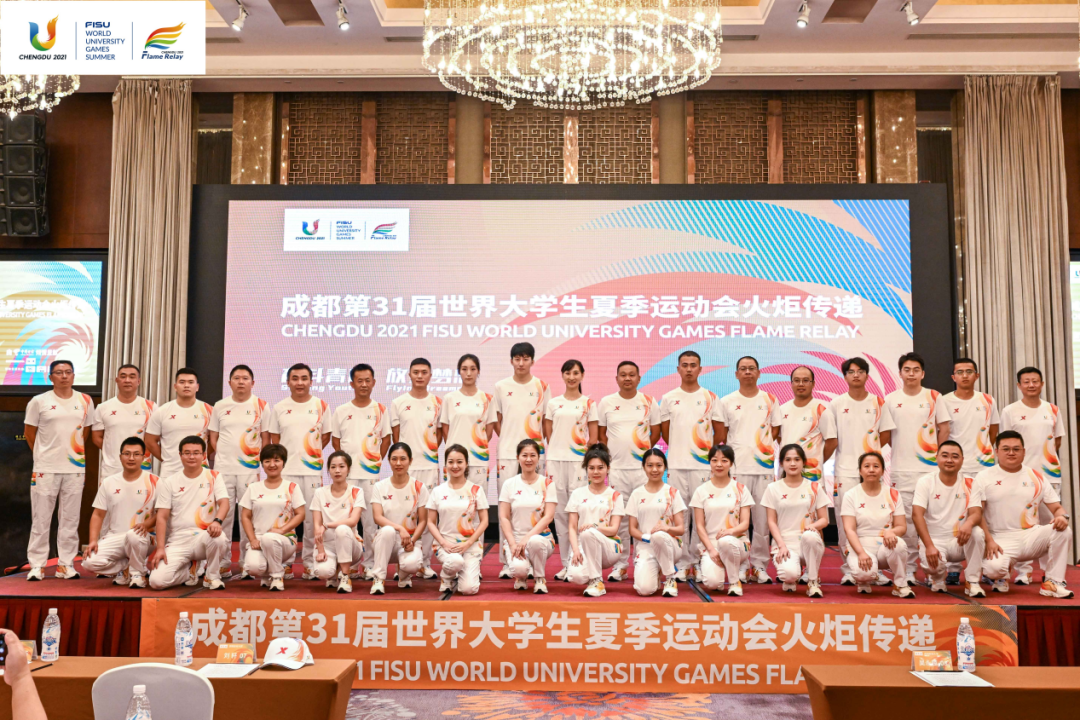 Liu Qingzhong of Xinzhu Jiaotong Section successfully completed the torch relay of the Universiade