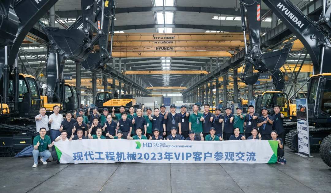 Modern VIP customers return to the factory to visit and exchange activities held brilliantly