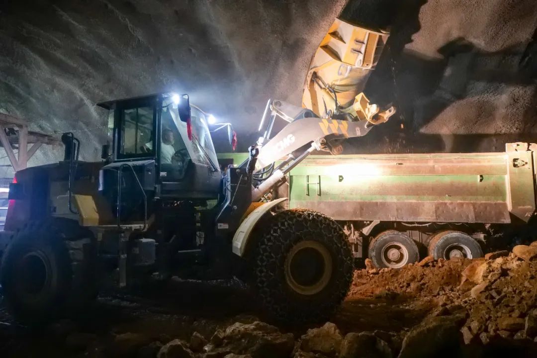 All-round King of Mountain Opening, XC956 Side Unloading Tunnel Construction Shows Its Skills