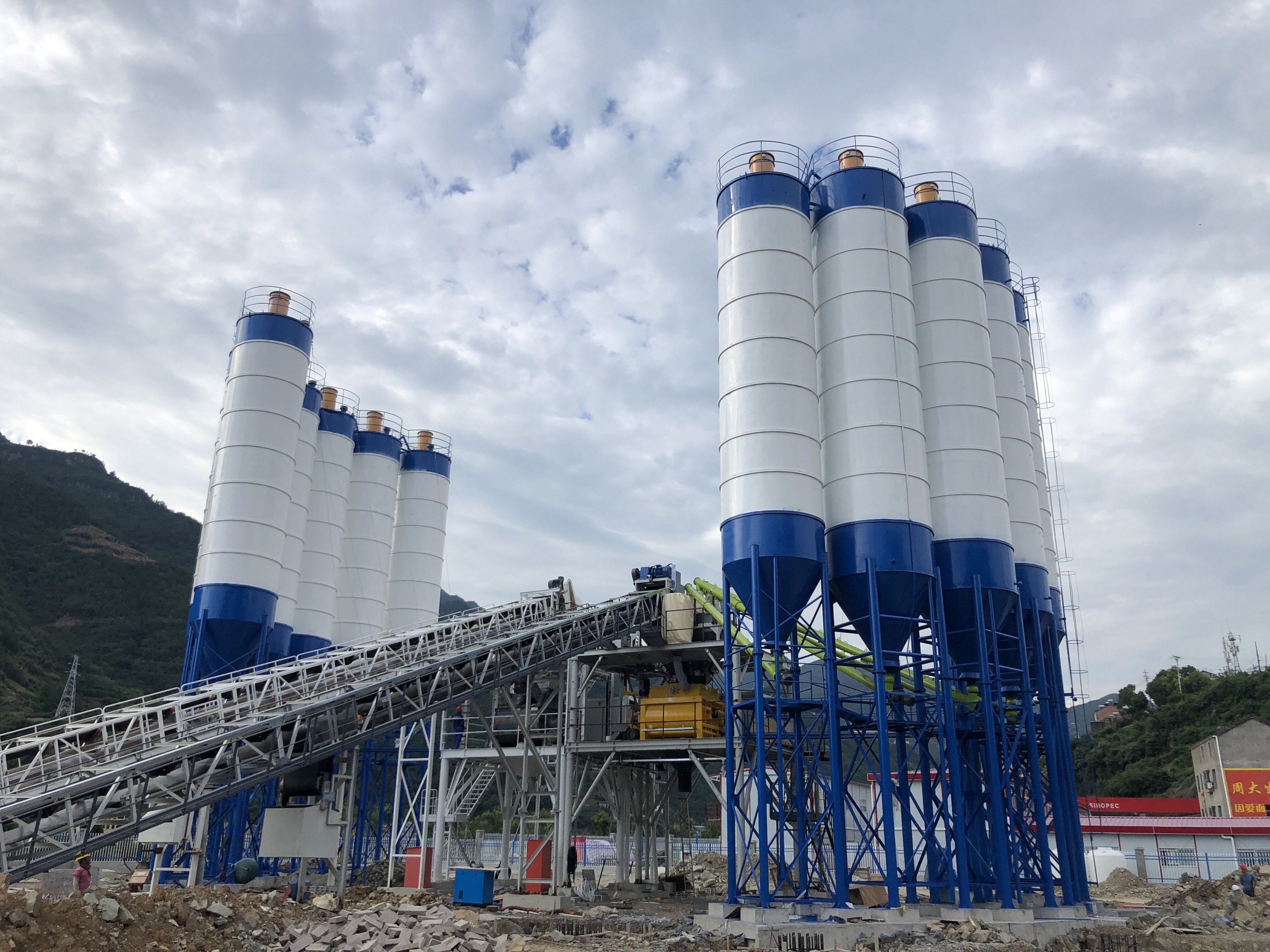 Fangyuan HZS180 Mixing Plant Participates in the Construction of Shiyi Expressway