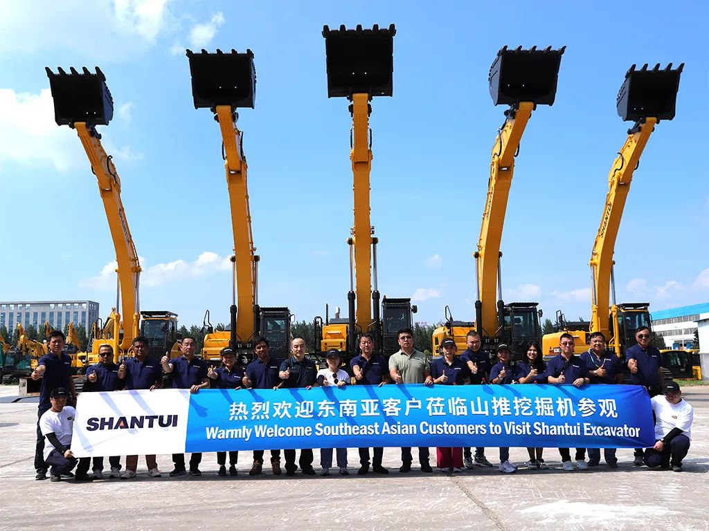 On August 1, Thai customers visited Shantui Excavator Factory