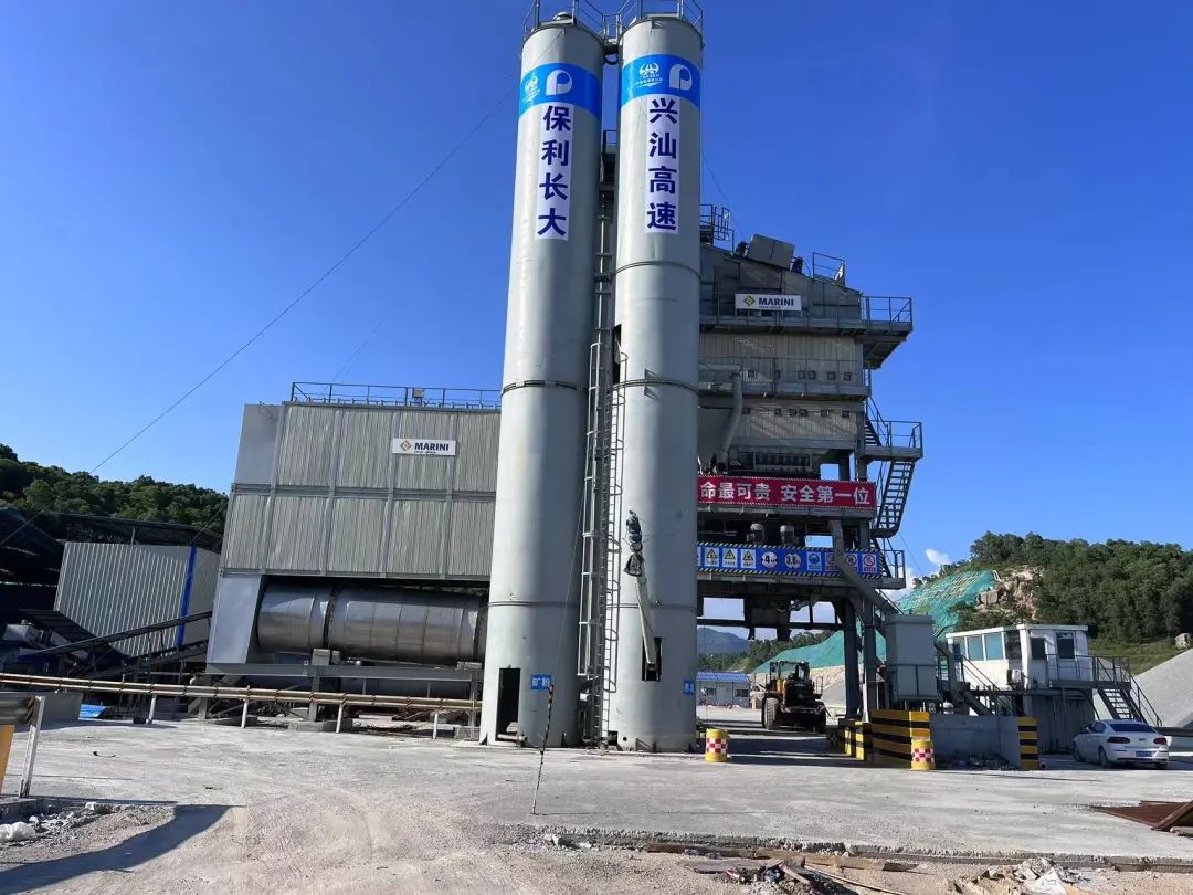 Guangdong yuanwo Malianni Large Asphalt Mixing Station Helps the Construction of Xingshan Expressway