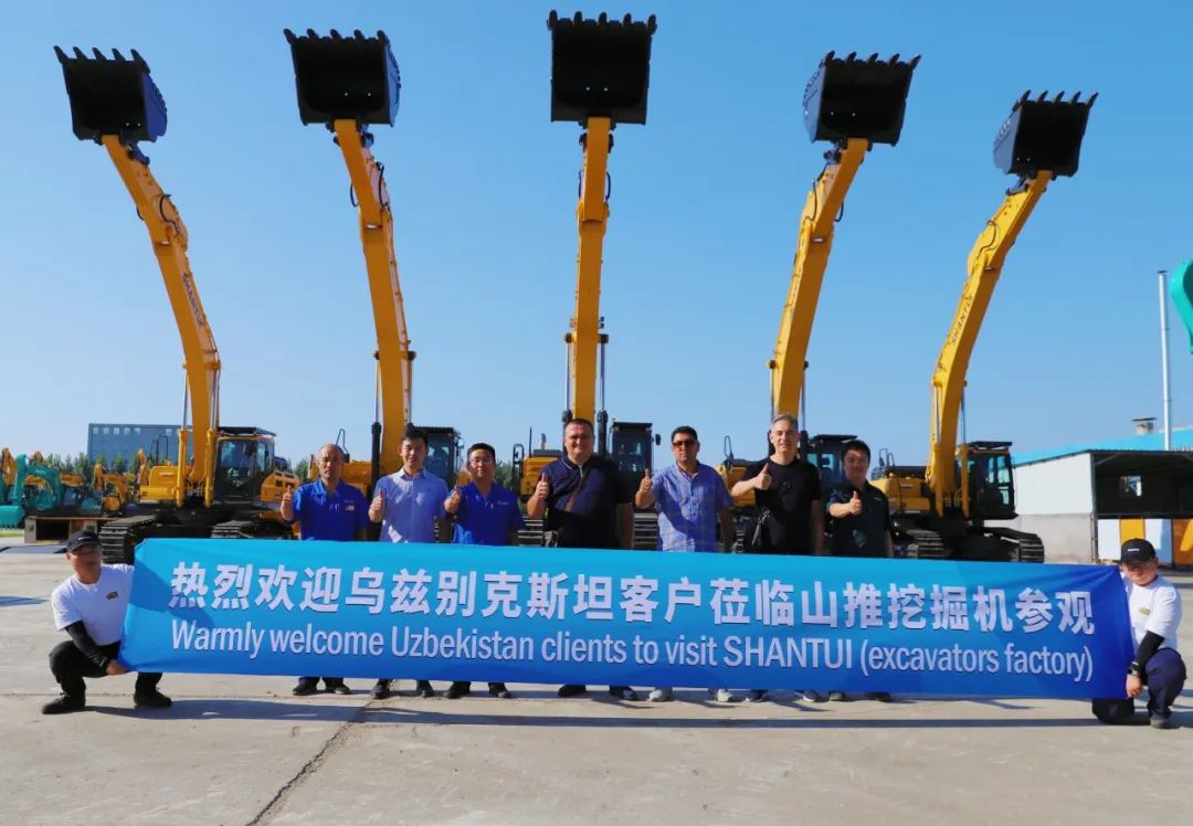 On August 10, customers from Uzbekistan visited Shantui Excavator Factory