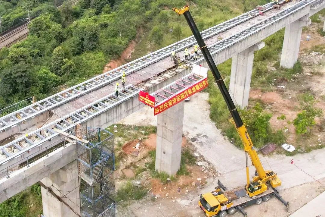 The first domestic maglev tourism special line is open, and the railway construction heavy industry supplies the whole line of track panels.